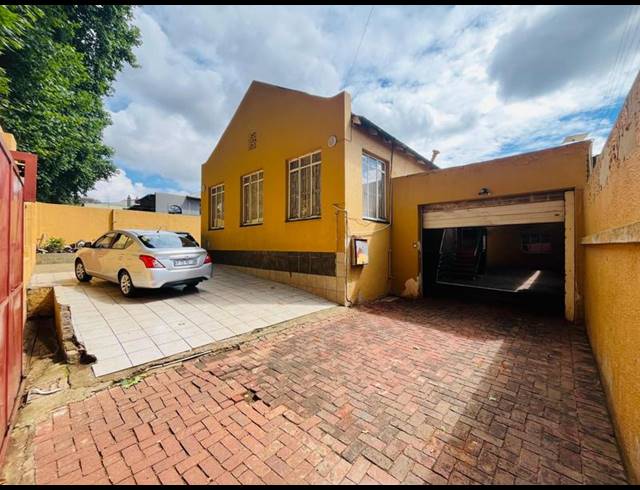 10 BEDROOM HOUSE FOR SALE IN KENSINGTON